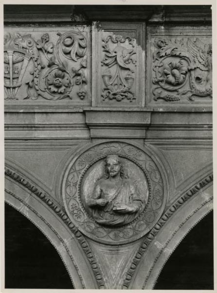 Milano - bombardamenti 1943 - Ca' Granda (ex Ospedale Maggiore) - Portico Amadeo - tondo con busto raffigurante Cristo con in mano un libro su cui poggia un agnello (simboli dell'Apocalisse)
