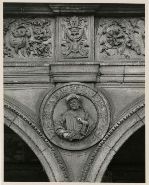 Milano - bombardamenti 1943 - Ca' Granda (ex Ospedale Maggiore) - Portico Amadeo - tondo con busto raffigurante il personaggio biblico Mathan