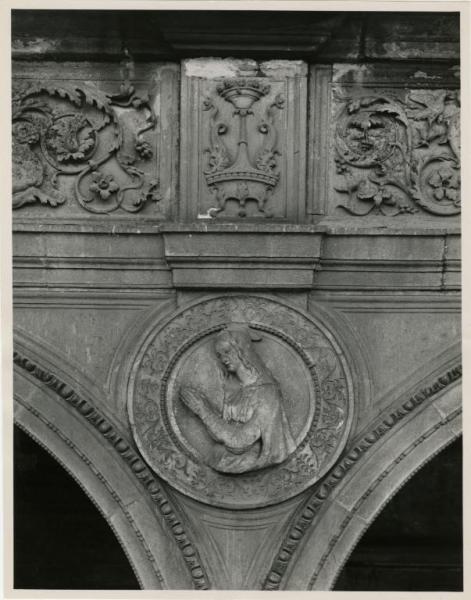Milano - bombardamenti 1943 - Ca' Granda (ex Ospedale Maggiore) - Portico Amadeo - tondo con busto raffigurante la Madonna