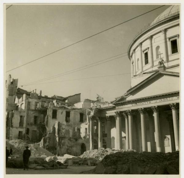 Milano - bombardamenti 1943 - S. Carlo con edifici adiacenti distrutti