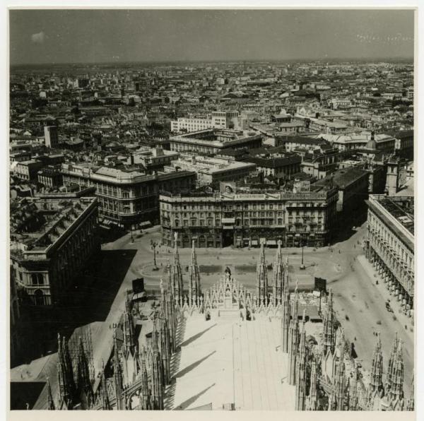 Milano - bombardamenti - veduta dalla Guglia Maggiore del Duomo verso ovest - piazza Duomo