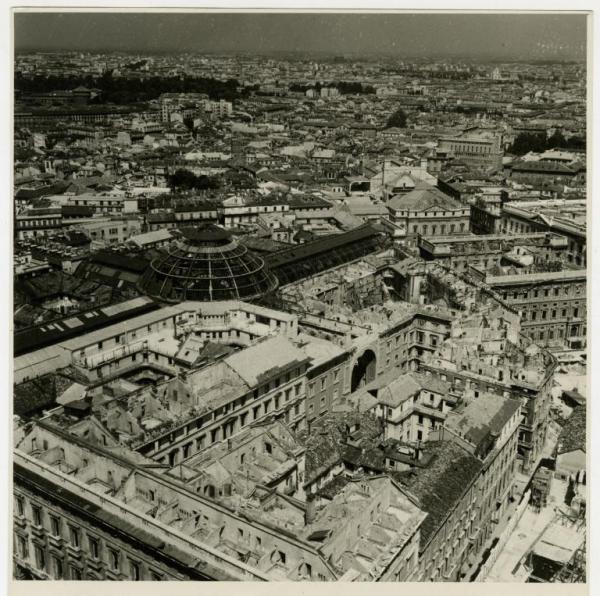 Milano - bombardamenti - veduta dalla Guglia Maggiore del Duomo verso nord / nord-ovest - Galleria Vittorio Emanuele - Palazzo Marino - Teatro alla Scala