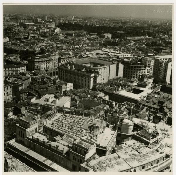 Milano - bombardamenti - veduta dalla Guglia Maggiore del Duomo verso nord-est - piazza Meda