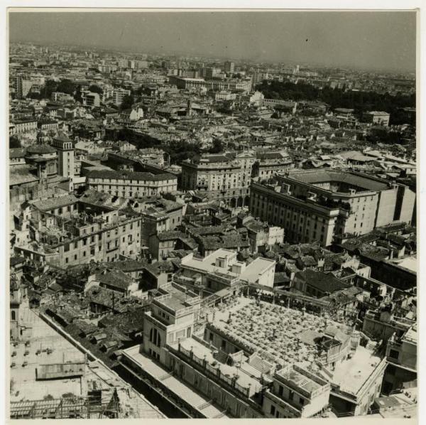 Milano - bombardamenti - veduta dalla Guglia Maggiore del Duomo verso nord-est - chiesa di San Fedele - piazza Meda