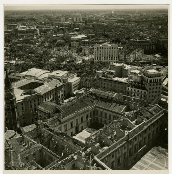 Milano - bombardamenti - veduta dalla Guglia Maggiore del Duomo verso sud - chiesa di San Gottardo in Corte - Palazzo Reale - Bottonuto