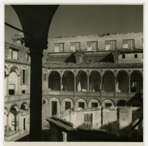 Milano - bombardamenti 1943 - Ca' Granda (ex Ospedale Maggiore) - Cortile - iscrizioni di guerra (frecce rifugio antiaereo)