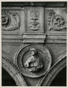 Milano - bombardamenti 1943 - Ca' Granda (ex Ospedale Maggiore) - Portico Amadeo - tondo con busto raffigurante il personaggio biblico Eliachim