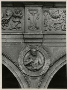 Milano - bombardamenti 1943 - Ca' Granda (ex Ospedale Maggiore) - Portico Amadeo - tondo con busto raffigurante San Pietro