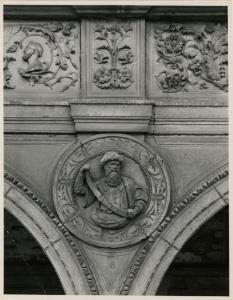 Milano - bombardamenti 1943 - Ca' Granda (ex Ospedale Maggiore) - Portico Amadeo - tondo con busto raffigurante il personaggio biblico Giacobbe (Iacob)
