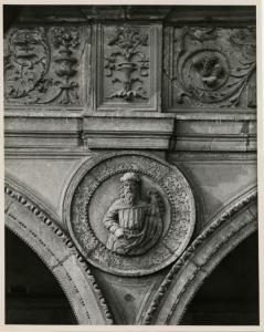 Milano - bombardamenti 1943 - Ca' Granda (ex Ospedale Maggiore) - Porto Amadeo - tondo con busto raffigurante il personaggio biblico Achim