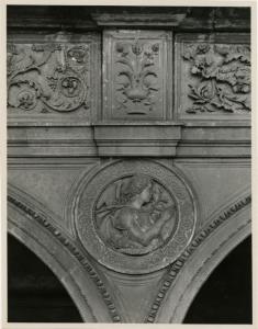 Milano - bombardamenti 1943 - Ca' Granda (ex Ospedale Maggiore) - Portico Amadeo - tondo con busto raffigurante l'arcangelo Gabriele