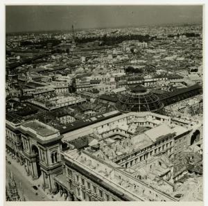 Milano - bombardamenti - veduta dalla Guglia Maggiore del Duomo verso nord-ovest - Galleria Vittorio Emanuele - Castello Sforzesco