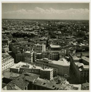 Milano - bombardamenti - veduta dalla Guglia Maggiore del Duomo verso sud-est - Ca' Granda (ex Ospedale Maggiore)