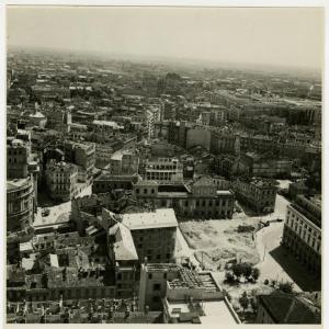 Milano - bombardamenti - veduta dalla Guglia Maggiore del Duomo verso est - piazza Fontana