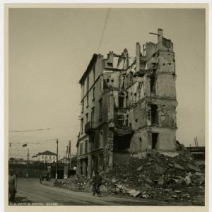 Milano - bombardamenti 1943 - Via Farini angolo Via Ferrari