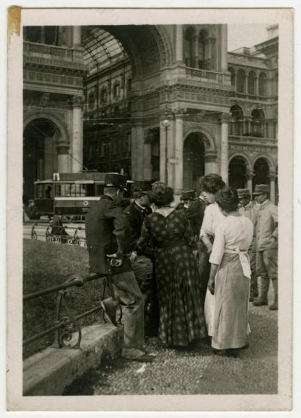 Milano - Piazza Duomo - gruppo di persone (militari e donne) fermo sul lato verso la Galleria Vittorio Emanuele II - tram elettrico