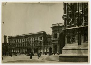 Milano - Piazza Duomo - veduta dall¿angolo del Duomo verso il lato della Galleria Vittorio Emanuele II - persone - automobile