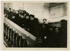 Milano - Comune di Milano - Uffici di guerra - Donne in fila sulle scale