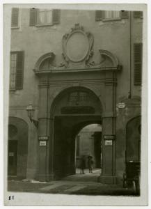 Milano - piazzetta Fieno - Palazzo Longone - portale