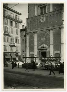 Milano - Piazza S. Nazaro in Brolo - facciata cappella Trivulzio - mercato - bancarelle