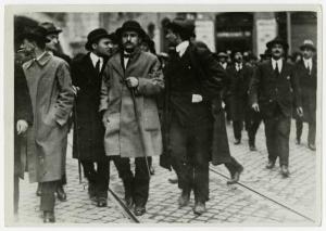 Milano - Manifestazione interventista del 1914 - Giovane Benito Mussolini con amici e passanti