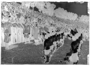 Milano - celebrazioni pubbliche - Benito Mussolini - schieramento di uomini e bambine in uniforme - saluto fascista