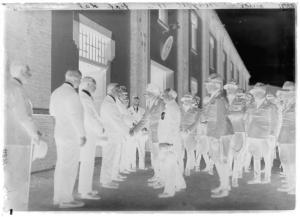 Milano - Benito Mussolini - incontri pubblici - uomini in uniforme e abiti civili