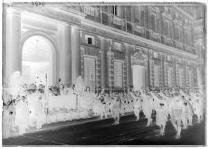 Milano - piazza della Scala - Palazzo Marino - celebrazioni pubbliche - S.A.R. Il Duca d'Aosta - uomini in uniforme - saluto fascista