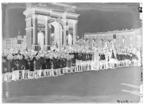 Milano - Arco della Pace - celebrazioni pubbliche - scolaresche femminili - Benito Mussolini