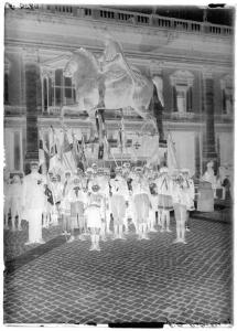 Roma - piazza del Campidoglio - Monumento equestre di Marco Aurelio - ritratto di gruppo - scolaresca - portatori di bandiere e stendardi