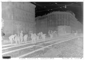 Milano - piazza Giovane Italia - lavori della linea tramviaria - operai a lavoro - tram - negozi