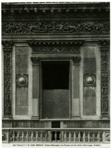 Brescia - Palazzo della Loggia - dettaglio finestre - lato sinistro