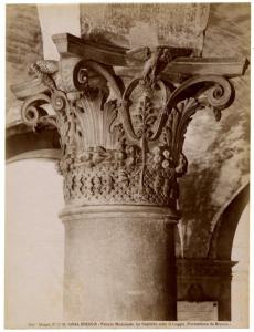 Brescia - Palazzo della Loggia - portico - dettaglio del capitello