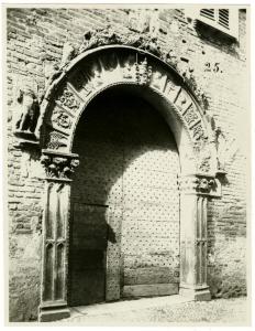 Castiglione Olona (VA) - Palazzo Branda Castiglioni - portale con gli emblemi della famiglia Castiglioni