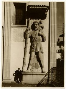 Castiglione Olona (VA) - Chiesa di Villa - facciata (dettaglio) - statua di S. Cristoforo - ragazzo
