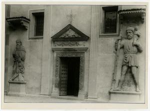 Castiglione Olona (VA) - Chiesa di Villa - dettaglio della facciata - portale - statua di S. Cristoforo - statua di S. Antonio Abate