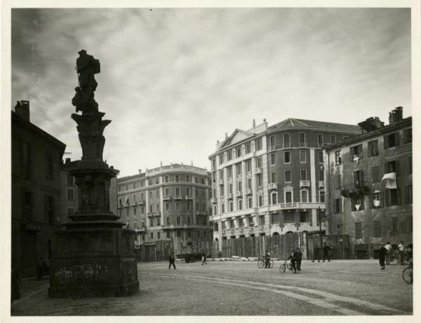 Milano - Veduta urbana animata - Piazza Vetra - statua di San Lazzaro