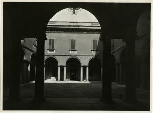 Milano - via Durini 24 - Palazzo Durini Caproni di Talideo - cortile interno