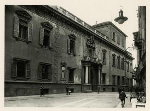 Milano - Piazza Beccaria - Palazzo dell'antico Tribunale di Giustizia - facciata - scorcio