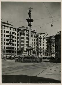 Milano - Largo Augusto - colonna del Verziere - sullo sfondo imbocco di via Cerva e via Marziale // due tram sullo sfodo verso via Visconti di Modrone