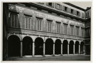 Milano - Palazzo Belgioioso d'Este - un lato del cortile d'onore // indicazioni uscite di sicurezza rigugio antiaereo