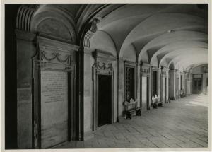Milano - Palazzo Belgioioso d'Este - cortile d'onore - lastra marmorea in onore a Albericus XII - copertura a crociere // panchine in legno