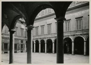 Milano - Palazzo Belgioioso d'Este - scorcio del cortile d'onore - colonne in primo piano
