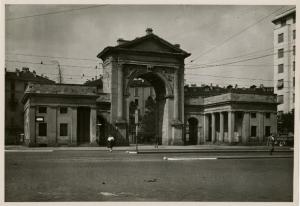 Milano - Porta Nuova - Arco in primo piano // indicazione rifugio antiaereo, carro parzialmente visibile "Trasporti generali", passanti