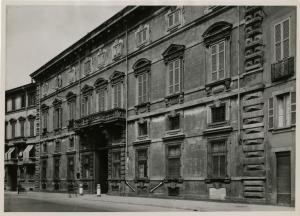 Milano - Via Durini n.24 - Palazzo Durini/ facciata // frecce indicatrici rifugio antiaereo