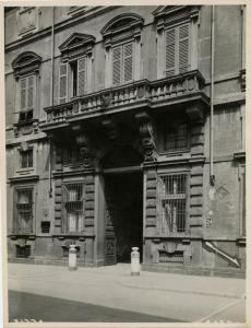 Milano - Via Durini n.24 - Palazzo Durini/ particolare della facciata // freccia indicatrice rifugio antiaereo