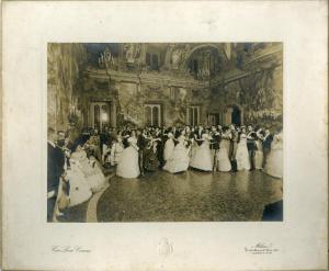 Ritratto di gruppo - Coppie partecipanti al Ballo di gala - Milano - Palazzo Litta