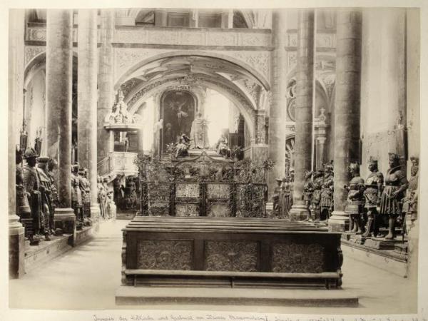 Austria - Tirolo - Innsbruck - Chiesa di corte - interno - monumento funebre dell'imperatore Massimiliano I