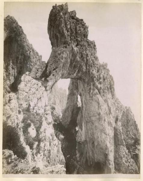 Campania - Isola di Capri - Grotta di Mitramonia - arco naturale