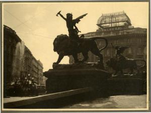 Napoli - Piazza Giovanni Bovio (della Borsa) - Fontana del Nettuno - Palazzo dei telefoni - Leoni cavalcati da geni alati